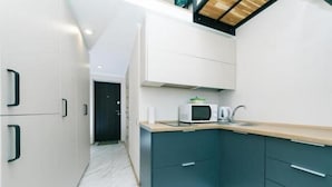 อพาร์ทเมนท์ (Duplex) | ครัวส่วนตัว | ตู้เย็น, ไมโครเวฟ, เตาประกอบอาหาร, กาต้มน้ำไฟฟ้า