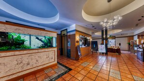 A lobby with a large aquarium, a reception desk, and a tiled floor. - Hotel Luna Otsu (Otsu)
