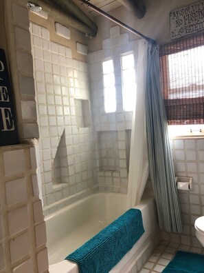 Kombination af bruser/badekar, miljøvenlige toiletartikler, hårtørrer