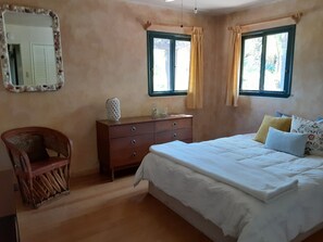 2 chambres, coffres-forts dans les chambres, fer et planche à repasser