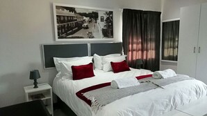 Blackout curtains, iron/ironing board (on request), rollaway beds - Middelplaas Paarl Guesthouse (Paarl)