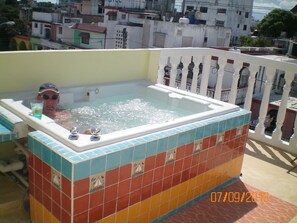 Tina de hidromasaje al aire libre