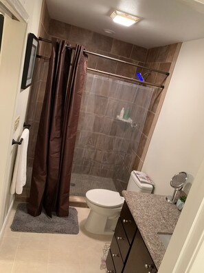 Douche, sèche-cheveux, serviettes fournies, savon