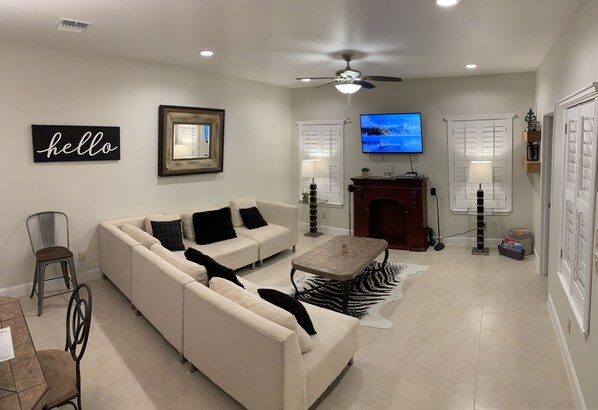 Una televisión, un reproductor de DVD, libros, una videoteca