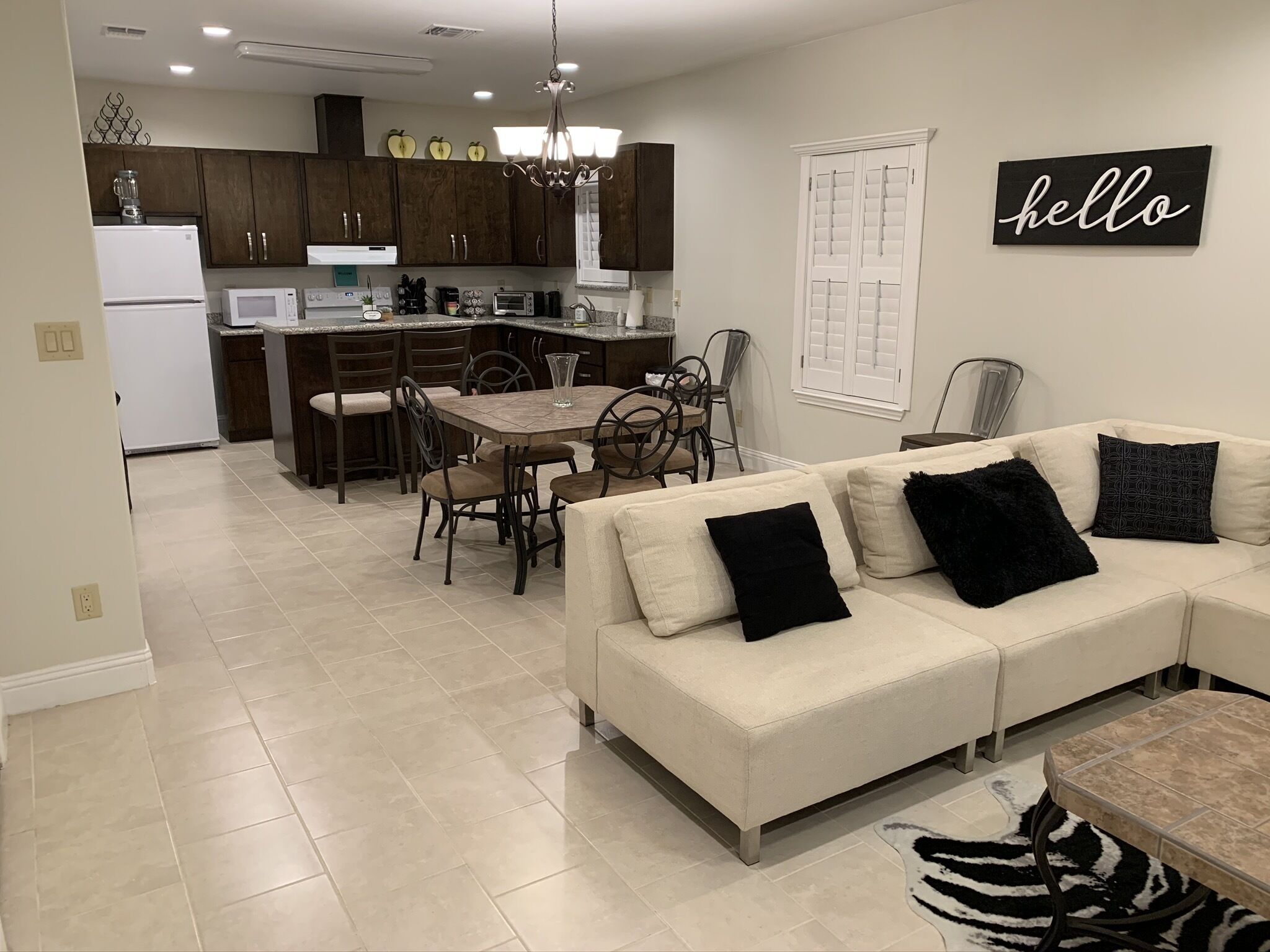 Fernseher, DVD-Player, Bücher, Videothek