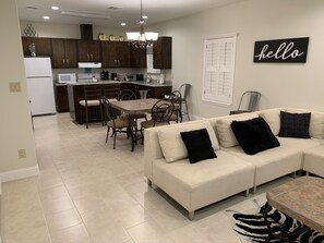 Una televisión, un reproductor de DVD, libros, una videoteca