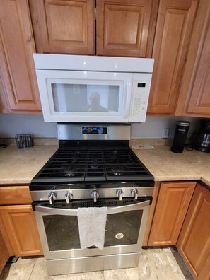 Frigorifero, microonde, forno, piano cottura