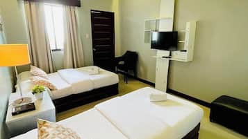 Quarto triplo luxo (Pacific View) | Quartos à prova de som, Wi-Fi de cortesia, roupa de cama