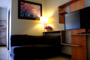 Sierra Madre Deluxe Room 6 Pax | Living room - Pacific Waves Inn Annex (Baler)