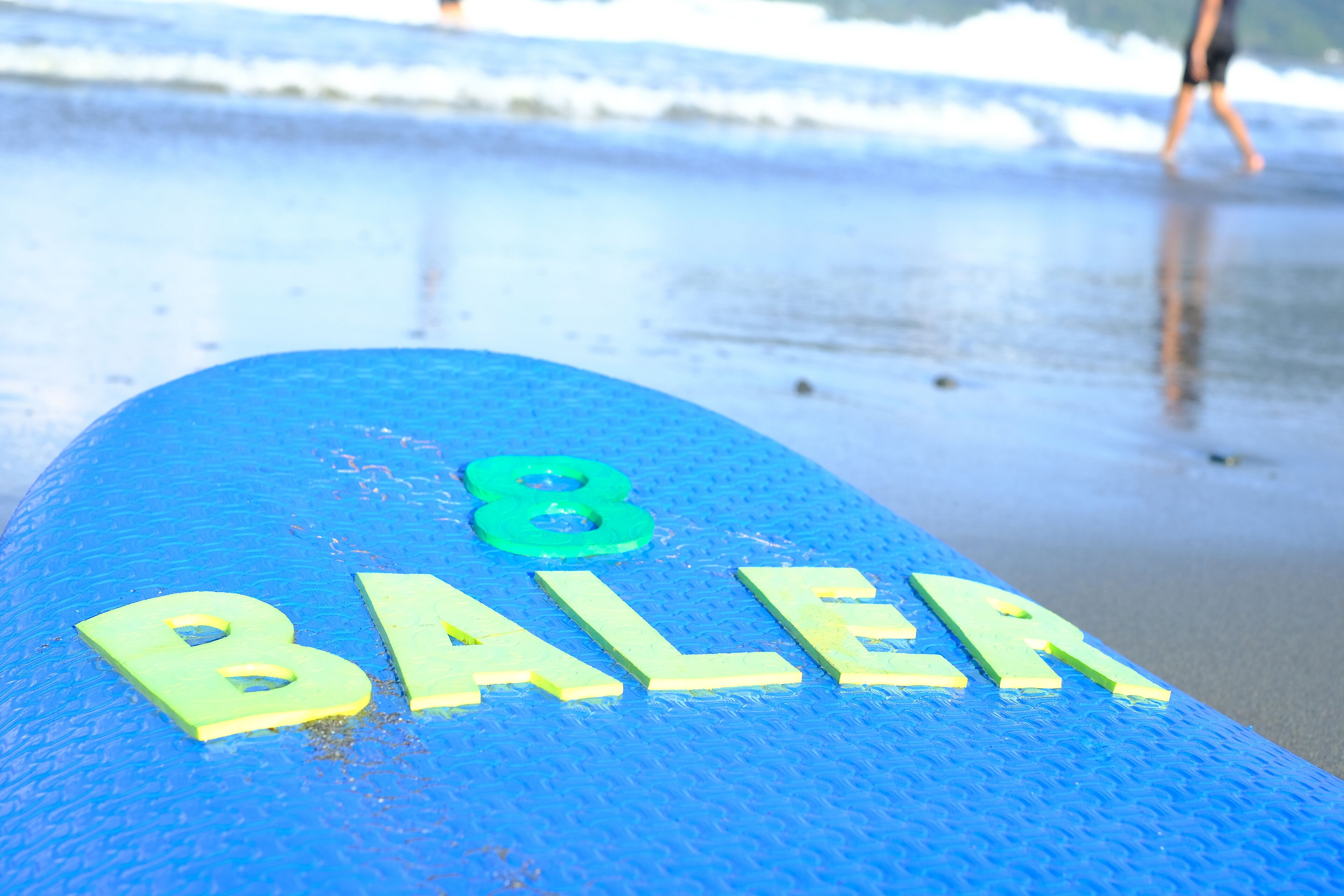 Ein blaues Surfbrett mit der Aufschrift 'BALER' und der Zahl '8'.