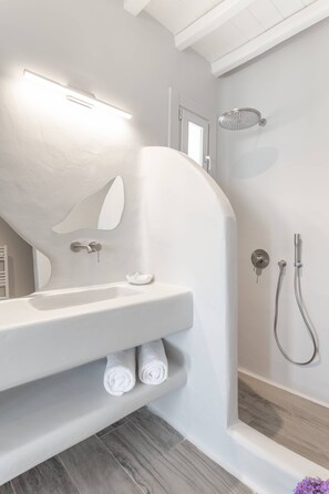 Villa, 6 Bedrooms | Bathroom | Free toiletries, hair dryer, towels, soap