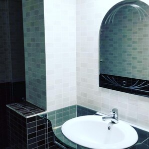 Dormitorio compartido, dormitorio mixto | Baño | Regadera, amenidades de baño gratuitas, secadora de cabello 