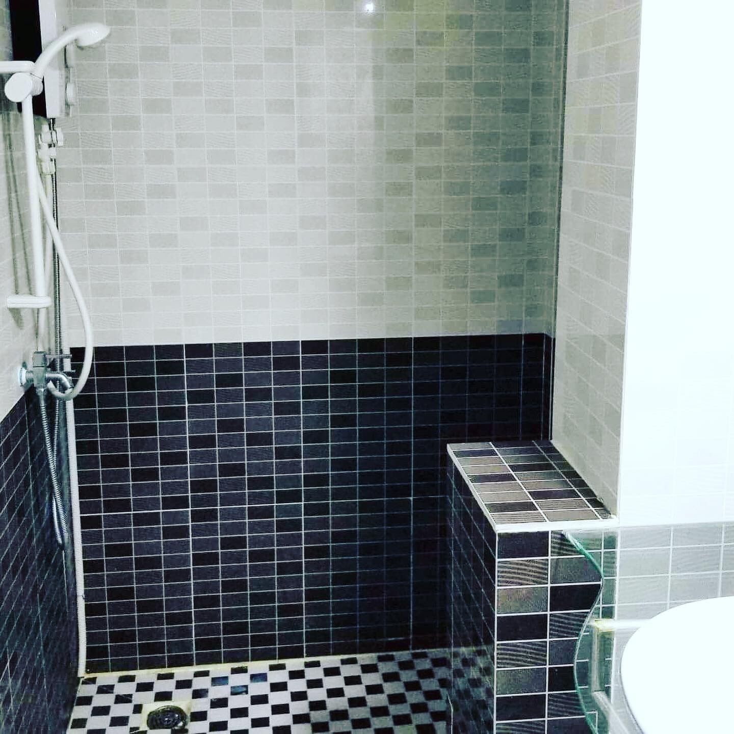 Ducha, artículos de tocador gratuitos, secador de pelo
