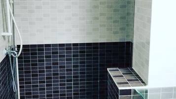 Ducha, artículos de tocador gratuitos, secador de pelo