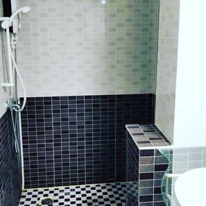 Suihku, ilmaiset hygieniatuotteet, hiustenkuivaaja