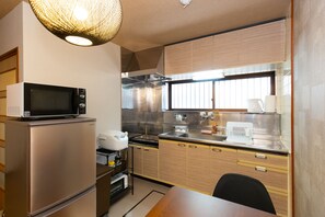 타운홈, 침실 2개 | 전용 간이 주방 | 냉장고, 전자레인지, 조리 도구/접시/주방 기구