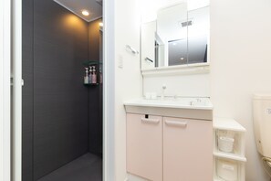 Standard Double Room | Bathroom sink - Cross Bridge Ikebukuro (Tokyo)