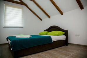 4 bedrooms, iron/ironing board, WiFi