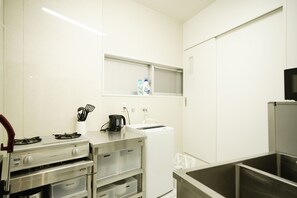Apartment (101&201) | Private kitchenette | Fridge, microwave, cookware/dishes/utensils