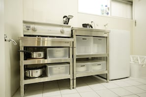 Apartment (101&201) | Private kitchenette | Fridge, microwave, cookware/dishes/utensils