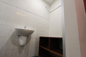 Shower, slippers, towels, soap - TriDD 01 Sriwijaya Hotel (Mataram)