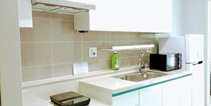 Apartamento | Cocina privada | Frigorífico grande, microondas, placa de cocina y arrocera
