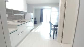 Apartemen | Dapur kecil pribadi | Lemari es besar, microwave, kompor, dan penanak nasi