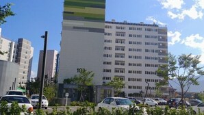 Vista frontal de la propiedad