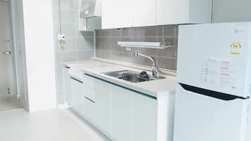 Apartemen | Dapur kecil pribadi | Lemari es besar, microwave, kompor, dan penanak nasi
