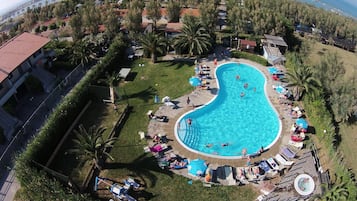 Una piscina al aire libre de temporada