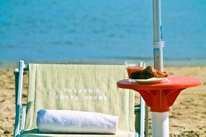 Privat strand, solsenger, parasoller og sandvolleyball