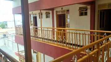 Escrivaninha, cortinas blackout, Wi-Fi de cortesia, roupa de cama