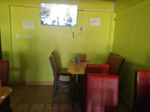 Ze serveren er ontbijt, lunch en diner 