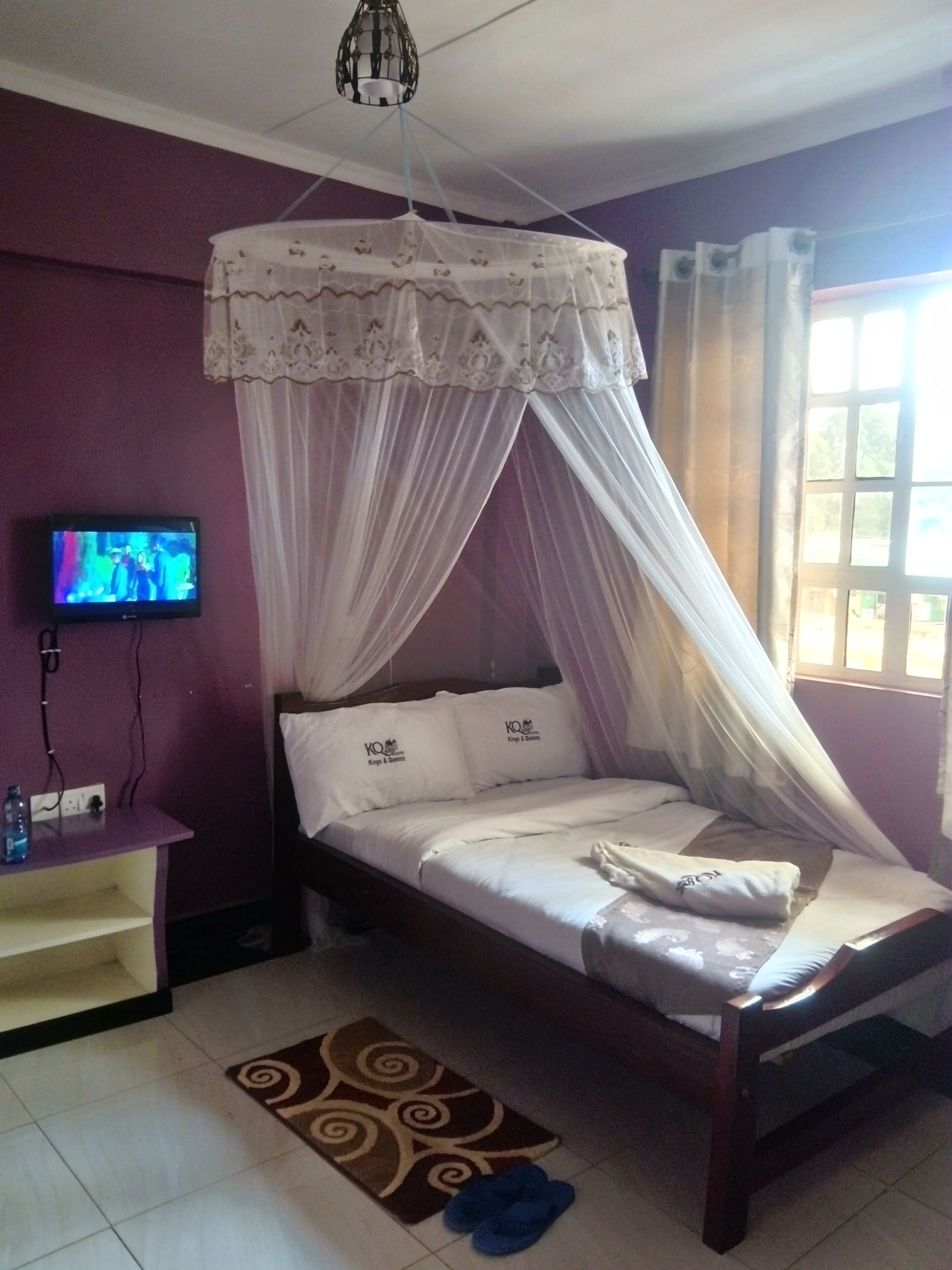 Escrivaninha, cortinas blackout, Wi-Fi de cortesia, roupa de cama