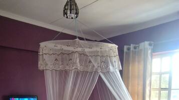 Escrivaninha, cortinas blackout, Wi-Fi de cortesia, roupa de cama