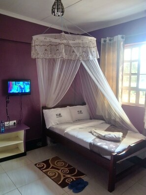 办公桌、遮光窗帘、免费 WiFi、床单