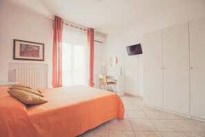 Double Room (Zenzero) | In-room safe, desk, blackout curtains, iron/ironing board - Resilience B&B (Termoli)