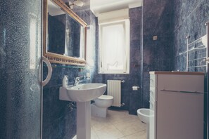 Double Room (Zenzero) | Bathroom | Bidet, towels - Resilience B&B (Termoli)