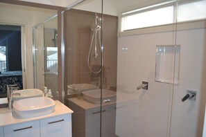 Biệt thự (4 Bedrooms) | Phòng tắm | Máy sấy tóc, khăn tắm 