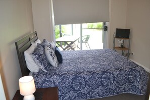 3 bedrooms, bed sheets - Waterview - 2 Doc Crt (Yarrawonga)
