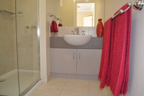 Villa (3 Bedrooms) | Bathroom | Towels - Waterview - 2 Doc Crt (Yarrawonga)