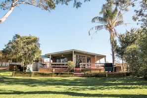 Outdoor dining - Water's Edge Bundalong (Bundalong)