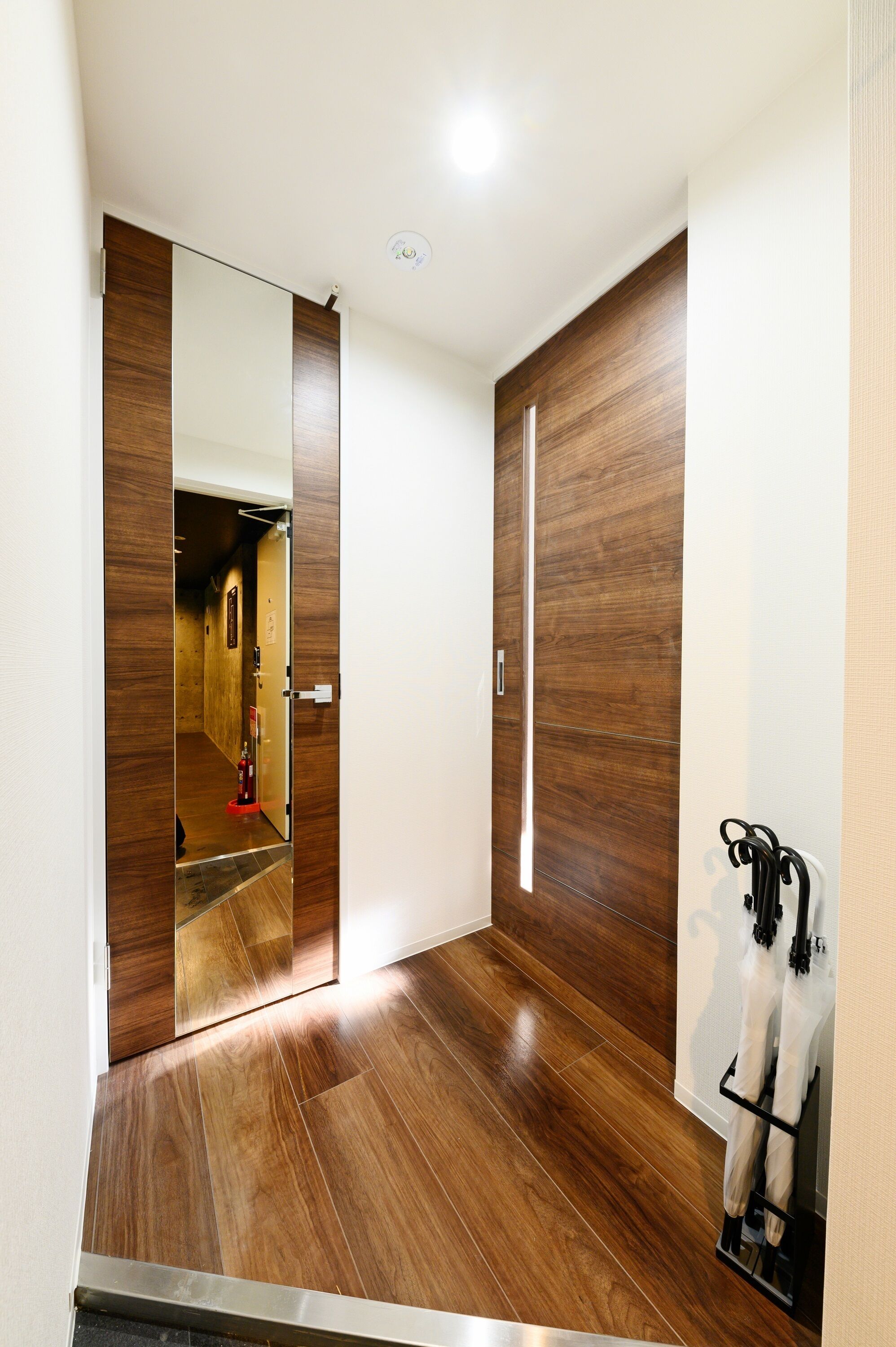 客室ごとに異なる装飾、客室ごとに異なるインテリア、ノートパソコン用作業スペース、アイロン / アイロン台