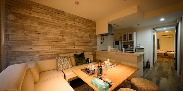 Family Room (301) | Living area | Flat-screen TV