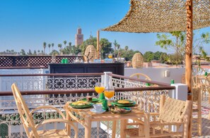فطور من الأطباق المحلية مجانًا يوميًا