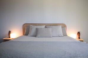 1 bedroom, bed sheets