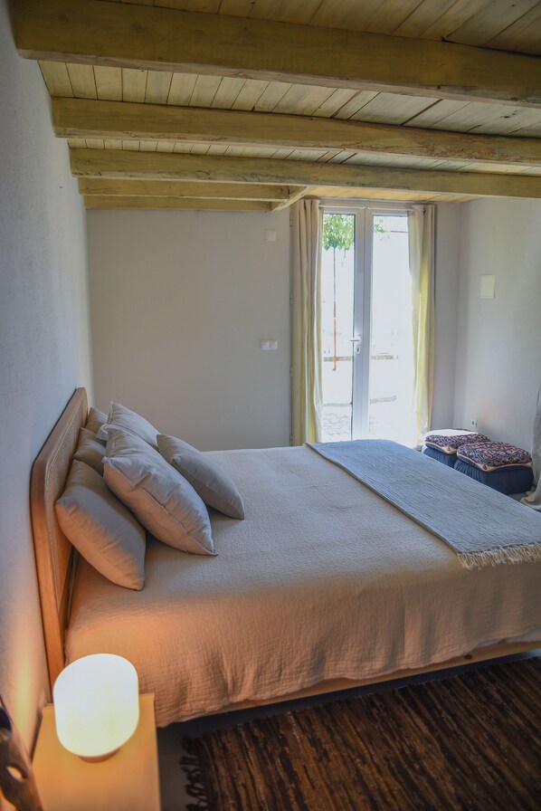 1 bedroom, bed sheets