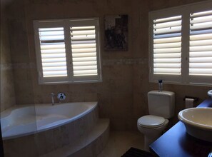 ダブルルーム (Saint Franco) | バスルーム | シャワー、バスアメニティ (無料)、ヘアドライヤー、タオル