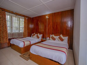 华丽双人房或双床房 | 高档床上用品、特色装修、特色家居、办公桌