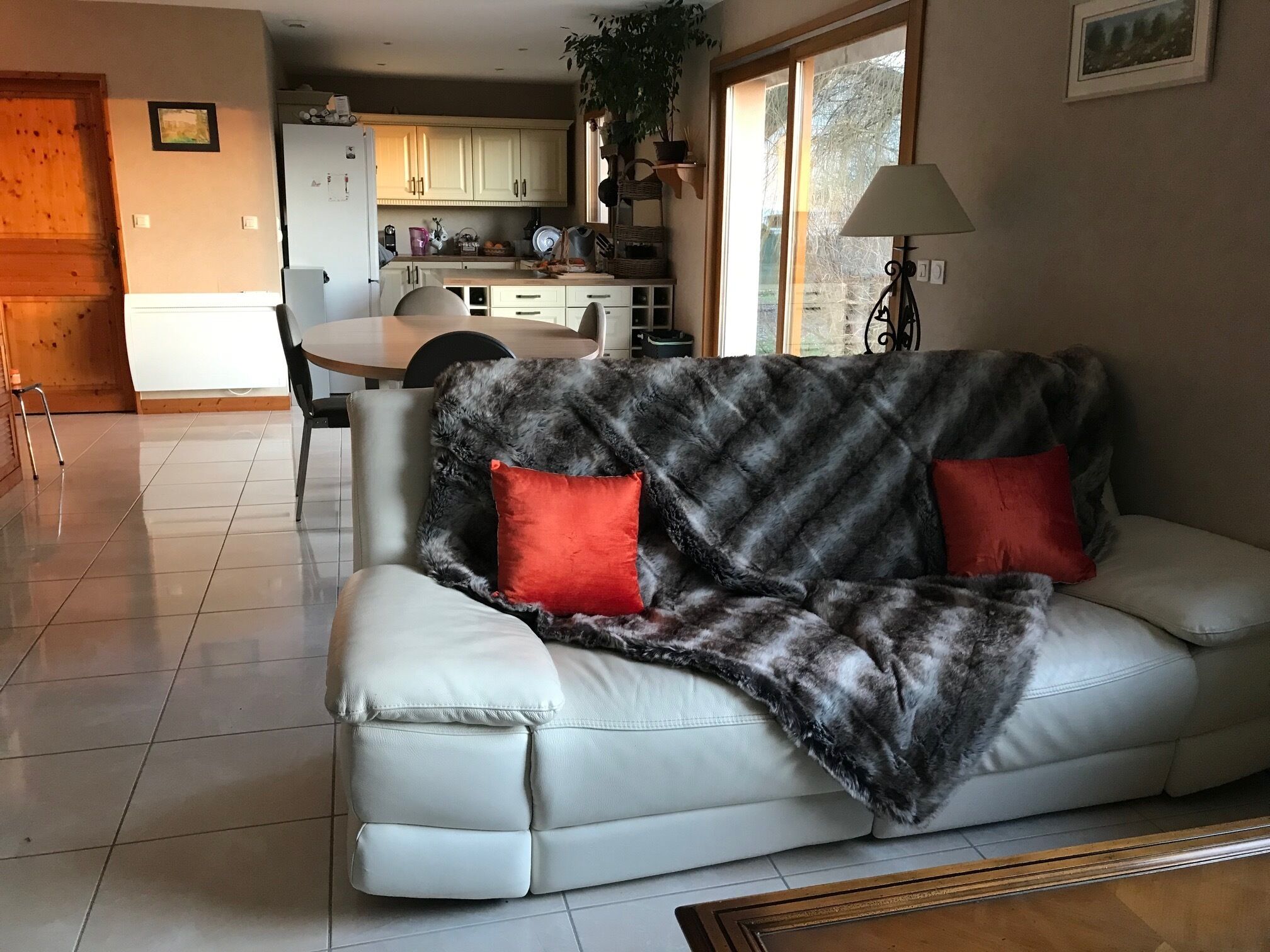 Fernseher, Kamin, DVD-Player, Bücher